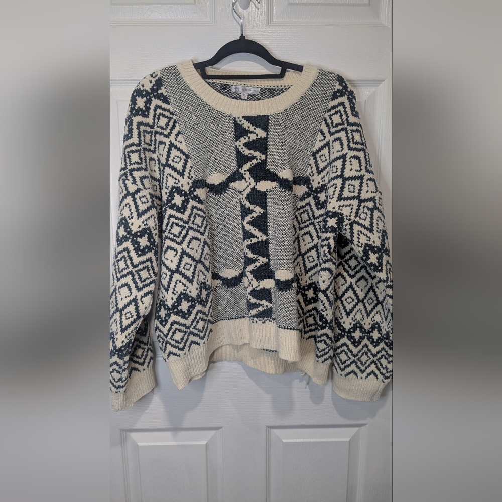 Chic Monochrome Patterned Sweater - image 2